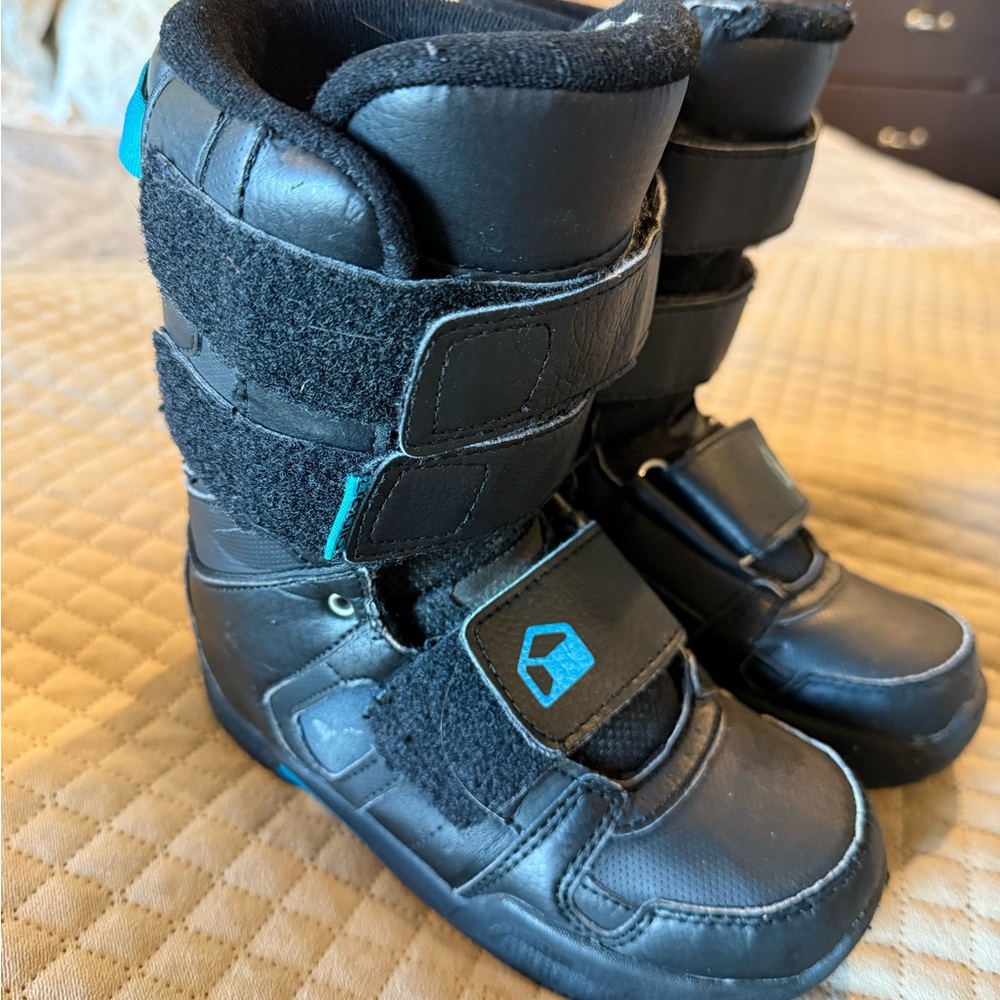 Black snowboarding Boots with Velcro Straps